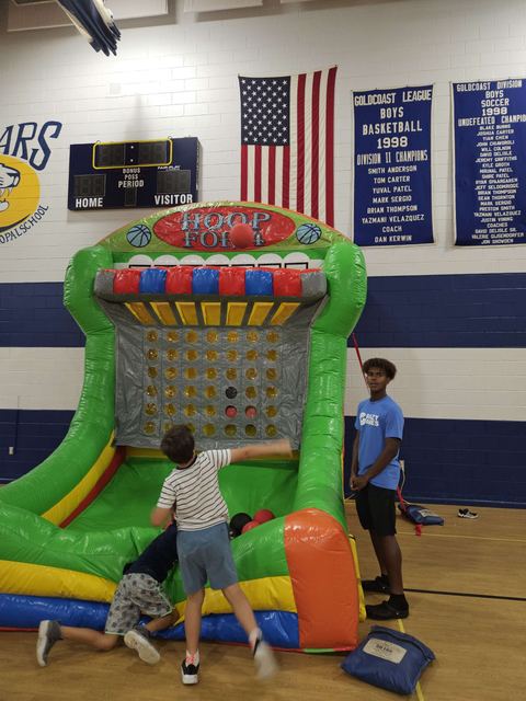 Giant 4 Connect at a Crazy Games event